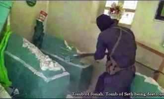 VIDÉO : Les terroristes wahhabites salafistes de Daesh à la solde des sionistes détruisent des Mausolées de Prophètes, des mosquées. (ÂMES SENSIBLES S’ABSTENIR)