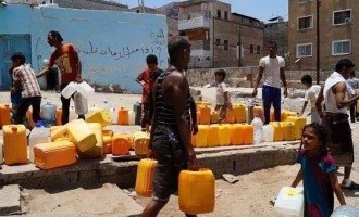 Photos après les bombardements de la coalition arabe contre la ville d’Aden au Yémen