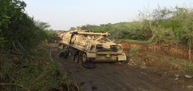 convoi militaire avec de nombreux véhicules, en train d’être détruit par l’armée et les comités populaires yéménites