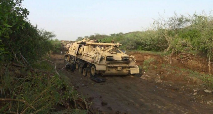 convoi militaire avec de nombreux véhicules, en train d’être détruit par l’armée et les comités populaires yéménites