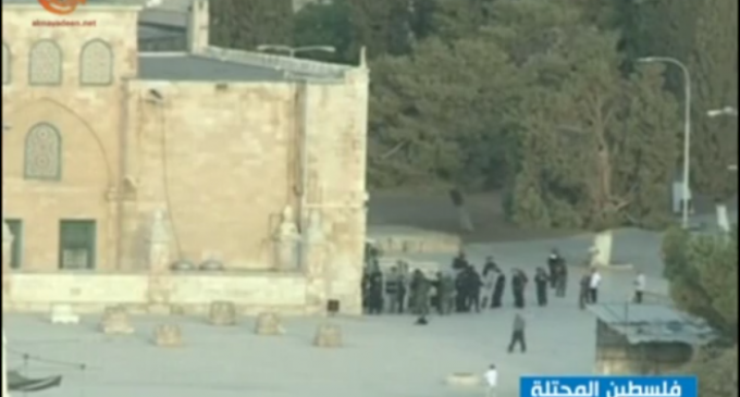 Vidéo : Israël attaque al-Aqsa : les forces sionistes prennent d’assaut la Mosquée Sacrée d’al-Aqsa