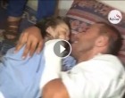Le Père de la Martyr Rahaf Hassan (petite fille de 4 ans) faisant un dernier adieu à sa fille.