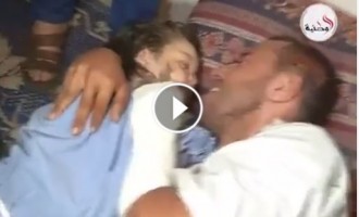 Le Père de la Martyr Rahaf Hassan (petite fille de 4 ans) faisant un dernier adieu à sa fille.