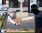 [En images] Les résistantes palestiniennes jette des pierres en direction des forces d’occupation sioniste aujourd’hui 9 octobre 2015.