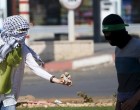 [En images] Les résistantes palestiniennes jette des pierres en direction des forces d&rsquo;occupation sioniste aujourd&rsquo;hui 9 octobre 2015.