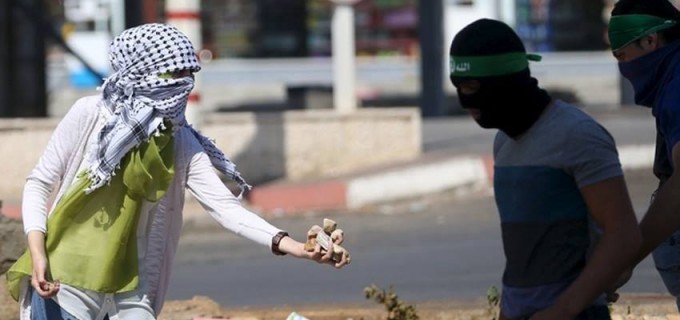 [En images] Les résistantes palestiniennes jette des pierres en direction des forces d’occupation sioniste aujourd’hui 9 octobre 2015.