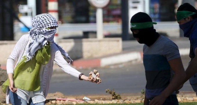 [En images] Les résistantes palestiniennes jette des pierres en direction des forces d’occupation sioniste aujourd’hui 9 octobre 2015.
