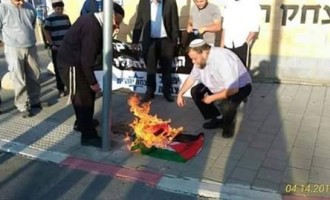 Les lâches colons sionistes brûlent le drapeau palestinien à tel-Aviv