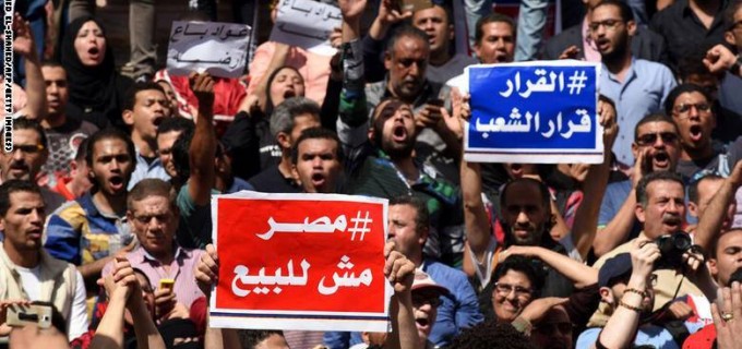 En images : Le peuple égyptien sort manifester contre Al Sissi et contre la rétrocession d’île à l’Arabie