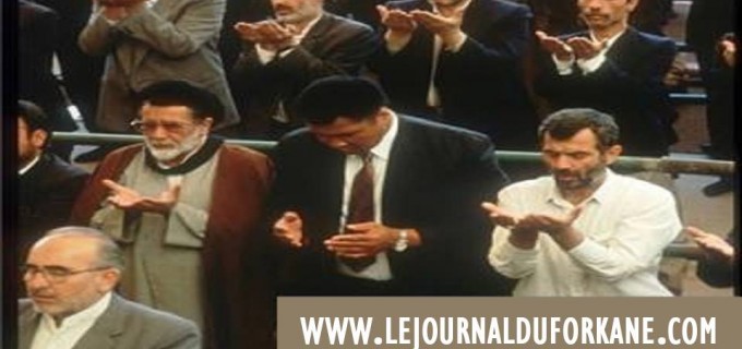 Image rare : Le Champion du monde de boxe Mohammed Ali accomplit la prière du vendredi à Téhéran