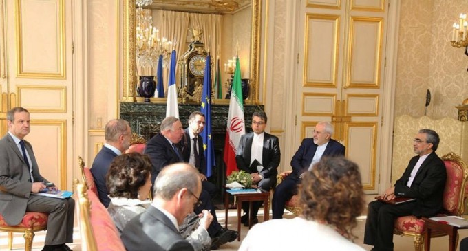 En images : Le ministre des affaires étrangères iranien Mohammad Javad Zarif rencontre le président du Sénat français en France