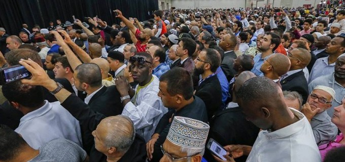 Des milliers de personnes assistent à la prière funéraire sur le corps du Champion du monde de boxe. Mohammed Ali