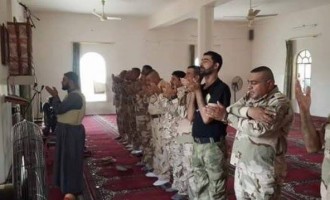 Des soldats irakien font la prière à Falloujah