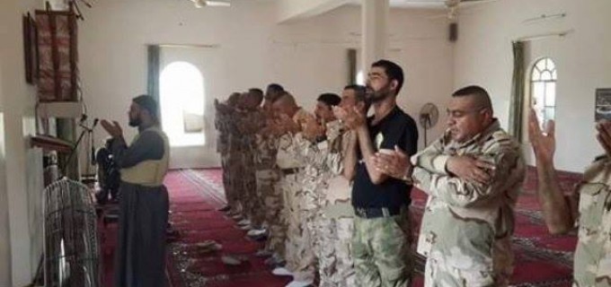 Des soldats irakien font la prière à Falloujah