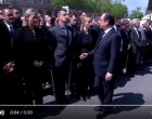 [VIDÉO] | Hollande et Valls humiliés par un policier qui refuse de serrer leur la main