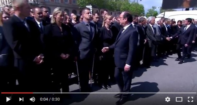 [VIDÉO] | Hollande et Valls humiliés par un policier qui refuse de serrer leur la main