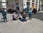 Une street action d’une famille française pour dénoncer l’occupation sioniste contre la Palestine à Nantes