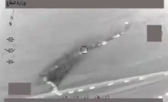 [Vidéo] | L’Aviation irakienne bombarde et rase les convois de Daesh dans le désert d’el-Anbar