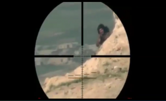 Un Sniper de la résistance islamique irakienne exécute un terroriste de Daesh