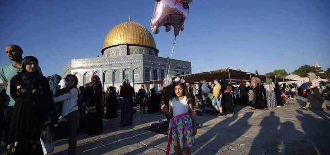 Les Palestiniens assistent à la prière de l’’Aïd-al-fitr dans la Sainte mosquée d’Al Aqsa