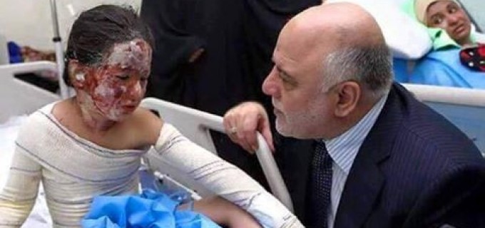 Le joueur de l’Udinese, Ali Adnan, prend en charge les soins de la petite Roqaya, brûlée lors de l’attentat de Karrada