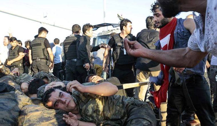 lynchage des soldats turc après la tentative de coup d etat 2