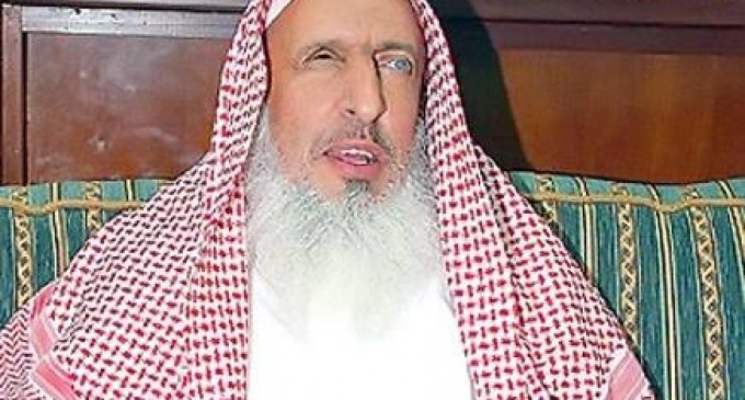 Le Mufti d’Arabie, Abdul Aziz Al Shaykh ordonne de retirer tous les Corans qui sont distribués dans les mosquées et les remplacer par celui de l’édition du roi Fahd