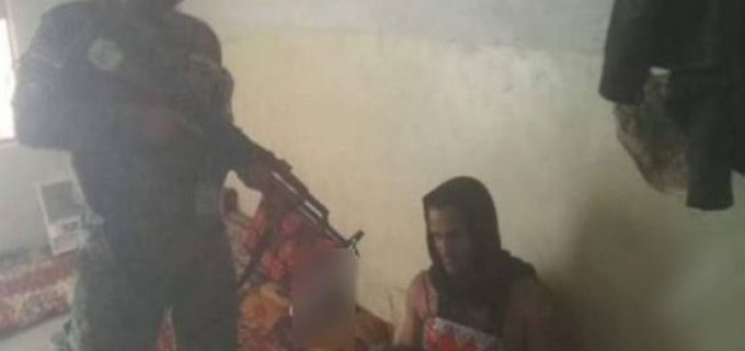 En images : Les forces irakiennes capturent des terroristes de Daesh déguisés en Femmes, qui voulaient fuir Al Anbar