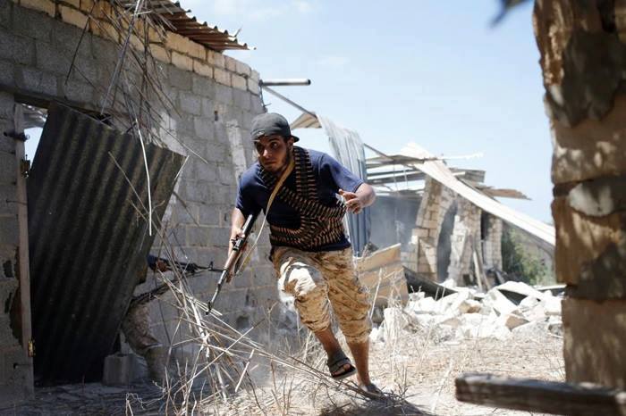 Les troupes libyennes en action contre les terroristes salafistes de Daesh dans la ville côtière de Syrte 3