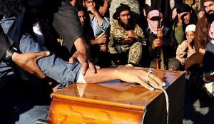Daesh coupe la main d'un prisonnier syrien devant des enfants 1