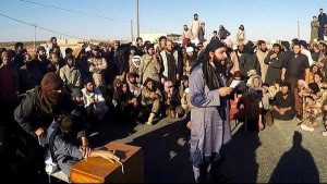 Daesh coupe la main d'un prisonnier syrien devant des enfants 2