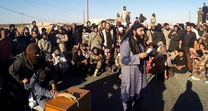 Daesh coupe la main d’un prisonnier syrien devant des enfants : ATTENTION IMAGES CHOQUANTES