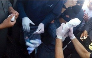 Daesh coupe la main d'un prisonnier syrien devant des enfants 3