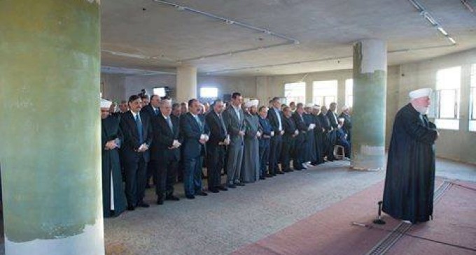 Le Président syrien, Bachar Al Assad, assiste à la Prière de l’Aïd El Adha dans une mosquée à Daraya