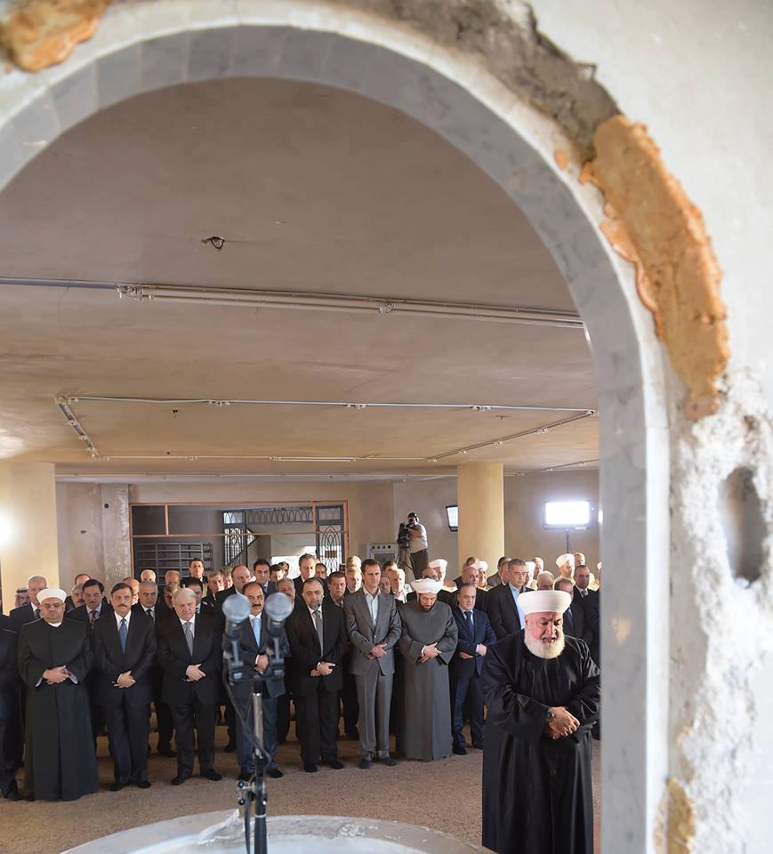 Le Président syrien, Bachar Al Assad, assiste à la Prière de l’Aïd El Adha dans une mosquée à Daraya (ville située à une dizaine de kilomètres au sud-ouest du centre de Damas 2