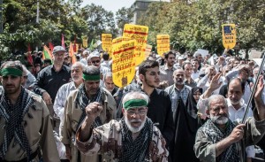 Les Iraniens manifestent dans la capital iranienne Téhéran pour dénoncer et condamner les crimes du régime Al-Saud 3