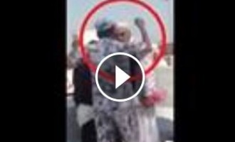 VIDÉO CHOQUANTE : Un Militaire saoudien gifle un pèlerin devant sa femme à la Mecque !!!