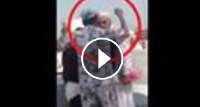 VIDÉO CHOQUANTE : Un Militaire saoudien gifle un pèlerin devant sa femme à la Mecque !!!