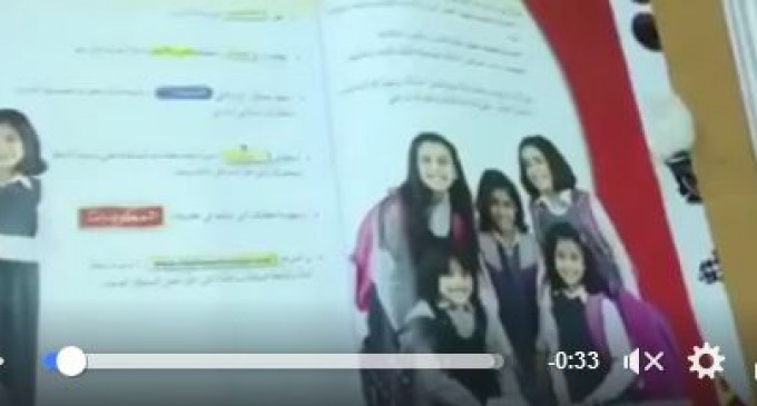 En vidéo.. Un professeur saoudien déchire des livres scolaires qui contiennent des photos de filles !
