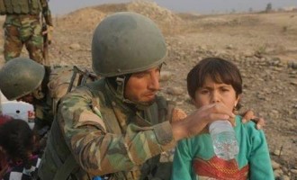 En images, regardez comment les forces irakiennes prennent soin des enfants qui se sont enfuis des mains de Daesh