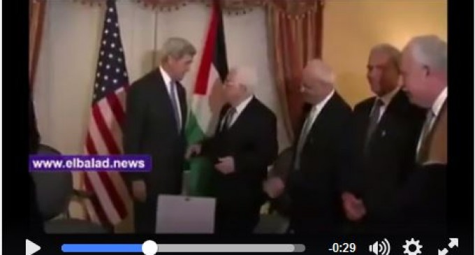 [Vidéo] | Regarder comment John Kerry ignore une poignée de main de Mahmoud Abbas, lors de l’enterrement de Shimon Perez