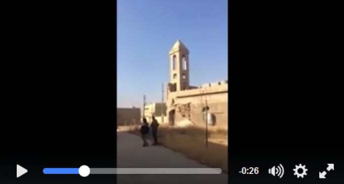 Regardez comment les sauvages salafistes de Daesh s’en prennent à cette église !