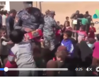 Des images des soldats irakiens qui viennent en aide aux civils des villages qui ont libérés au sud de Mossoul