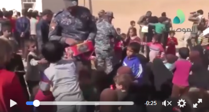 Des images des soldats irakiens qui viennent en aide aux civils des villages qui ont libérés au sud de Mossoul