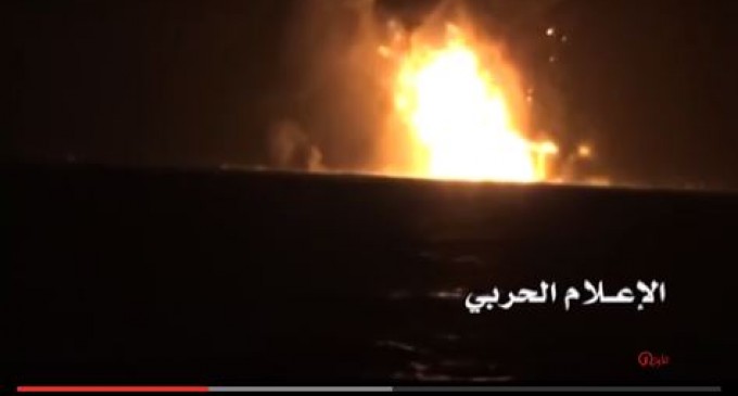 Regardez comment les forces yéménites ont détruit le navire émirati à Bab al-Mandeb