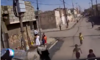 Regardez comment les soldats américains humilient les enfants irakiens…juste pour une bouteille d’eau