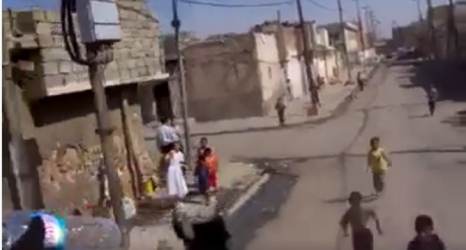 Regardez comment les soldats américains humilient les enfants irakiens…juste pour une bouteille d’eau