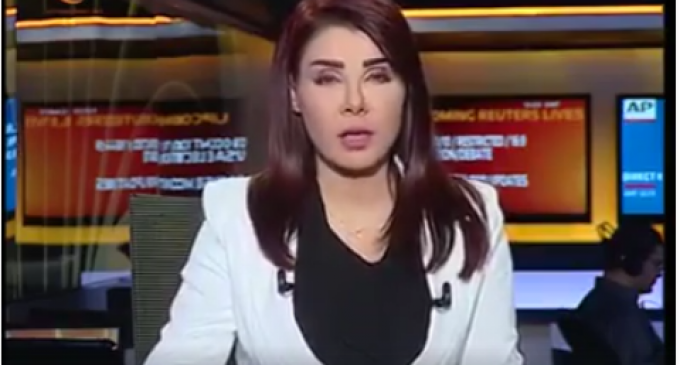 [Vidéo] | Une présentatrice de la célèbre chaine de la Résistance Al-Mayadeen pleure lorsqu’on lui annonce la nouvelle de l’attaque de la cérémonie funèbre à Sanaa