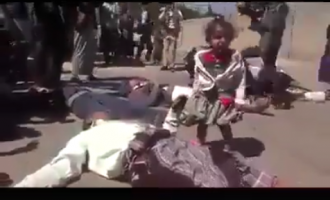 [VIDÉO CHOC] | Une petite fille yéménite pleure devant le corps de son père