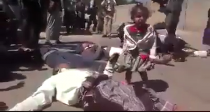 [VIDÉO CHOC] | Une petite fille yéménite pleure devant le corps de son père